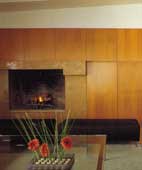 Another sophisticated and warm look for a modern fireplace